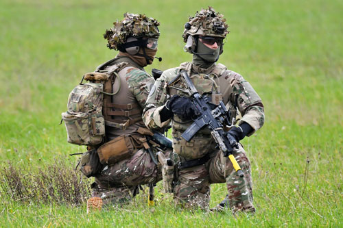 Les commandos au sol sécurisent la zone de posé