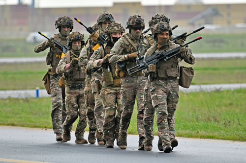 Les commandos progressent au sol