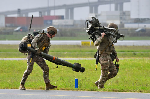 Mise en place d'un poste de tir de missiles sol-air Mistral