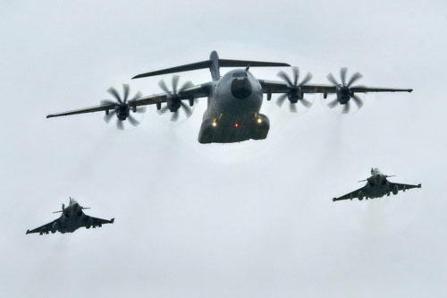 Avion de transport A400M escorté de 2 avions de chasse Rafale