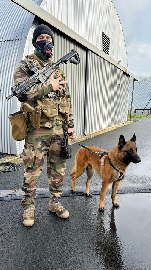 Binôme cynophile intégré au dispositif