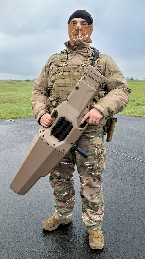 Opérateur anti-drones équipé du fusil brouilleur NEROD RF (RiFle)