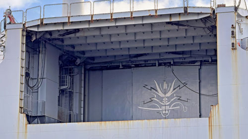 Vue de l'extérieur sur la porte arrière du hangar hélicoptères et l'ascenseur vers le pont d'envol (PHA Tonnerre)