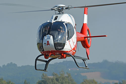 Grand hélicoptère 4 pales en métal rouge. Mesures: 50 cm.