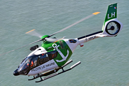 Photo d'hélicoptère avec rotor en mouvement