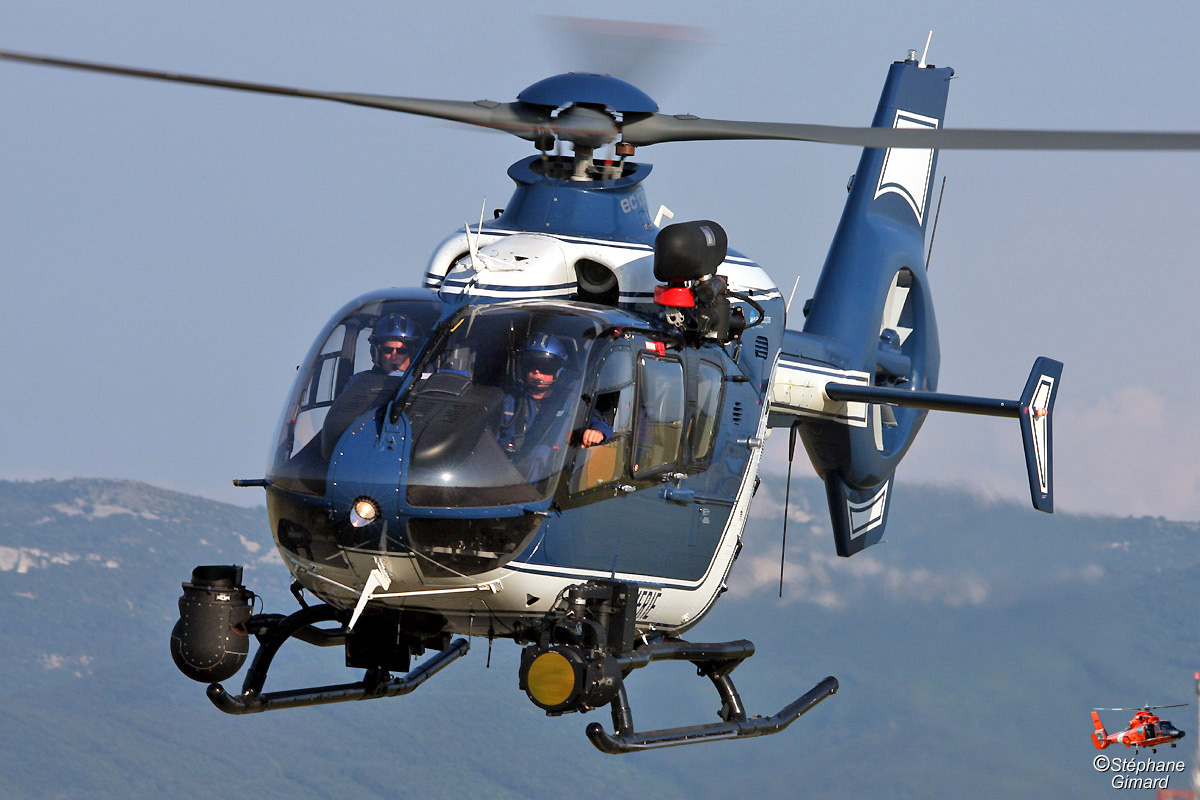 Gendarmerie du Calvados - Venu de Rennes, un hélicoptère EC-135 de