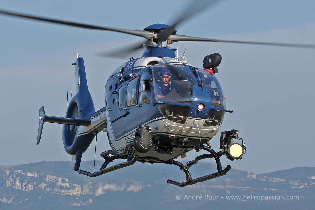 Gendarmerie du Calvados - Venu de Rennes, un hélicoptère EC-135 de