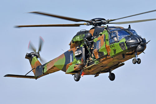 Les commandos sont installés à la porte du NH90 Caïman, dont le portique de descente est déployé