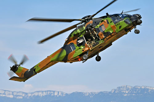 Le pilote cabre le NH90 Caïman pour ralentir sa progression avant de stabiliser l'appareil en vol stationnaire au-dessus de la zone d'intervention.