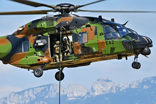 Un à un, les commandos glissent le long de la corde lisse pour rejoindre le sol