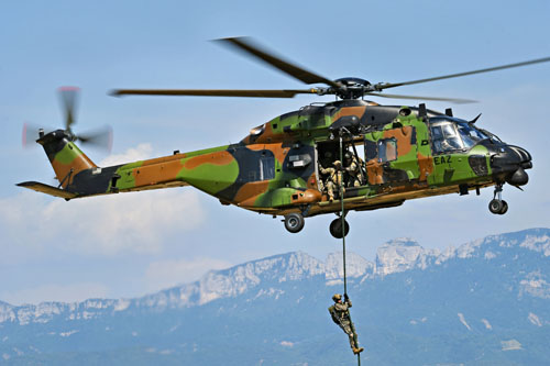 Un à un, les commandos glissent le long de la corde lisse pour rejoindre le sol