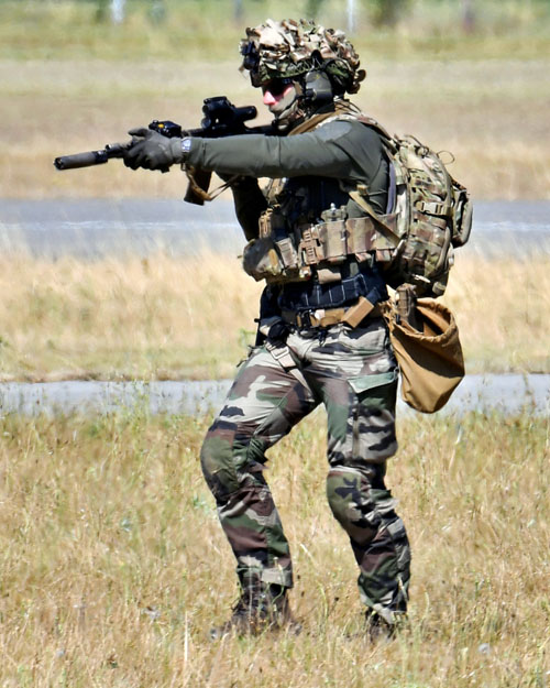 Une fois au sol, les commandos rejoignent rapidement leurs positions