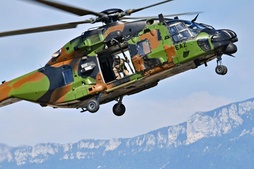 L’intervention terminée, le NH90 Caïman revient sur la zone pour récupérer les commandos