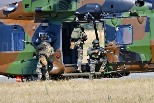 Les commandos embarquent dans le NH90 Caïman sous la protection de leurs camarades postés de part et d’autre de la porte