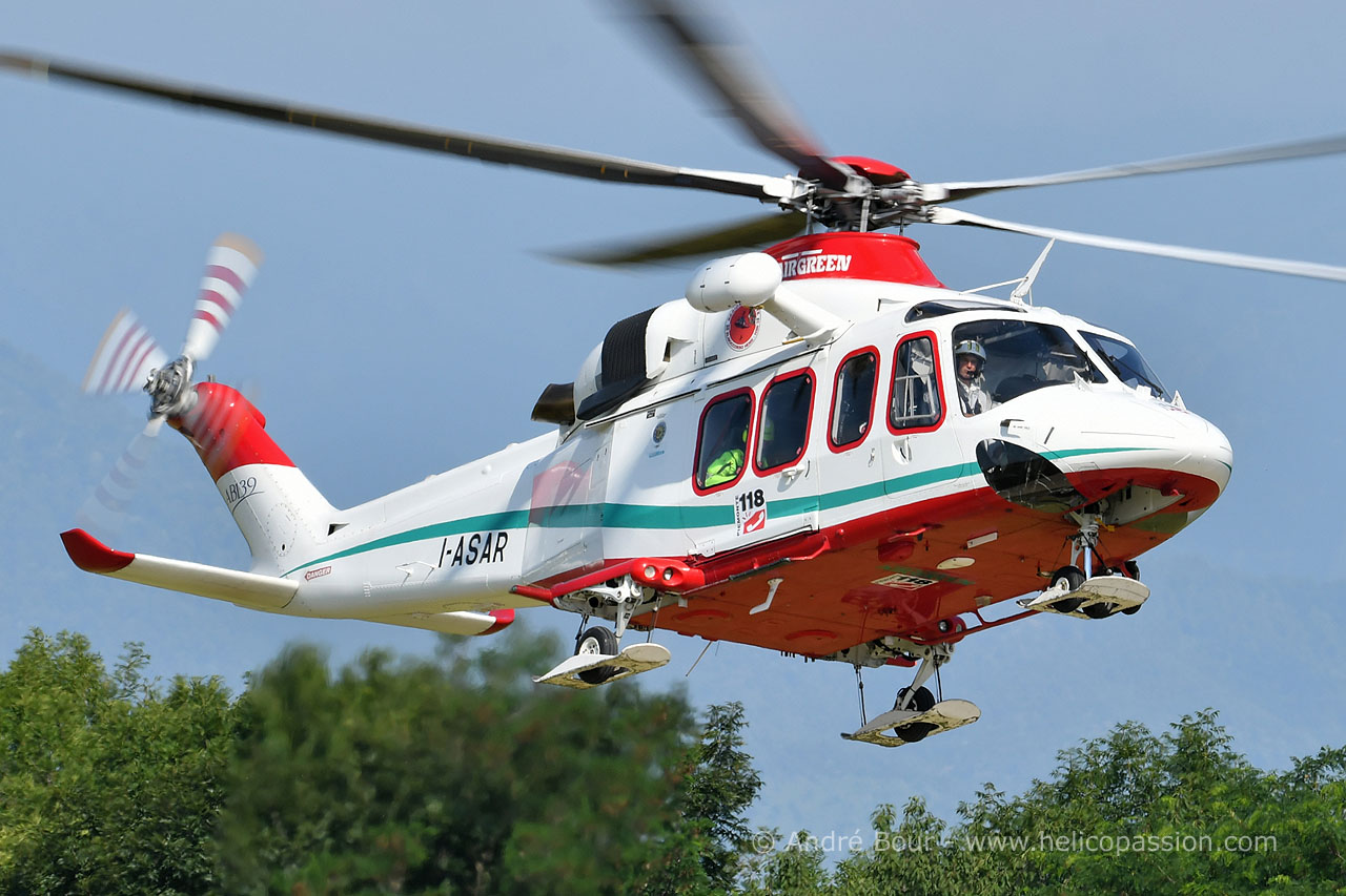 Hélicoptères AW139 de secours aérien dans les Alpes italiennes //  HELICOPASSION