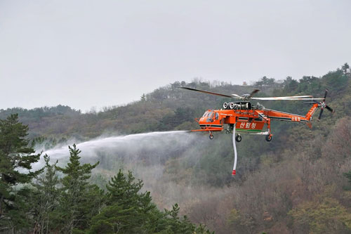 Hélicoptère S-64E Air Crane des pompiers coréens (Korea Forest Service), mettant en œuvre sa lance à incendie
