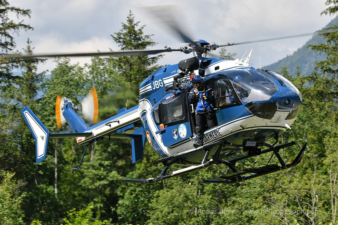 Gendarmerie du Calvados - Venu de Rennes, un hélicoptère EC-135 de