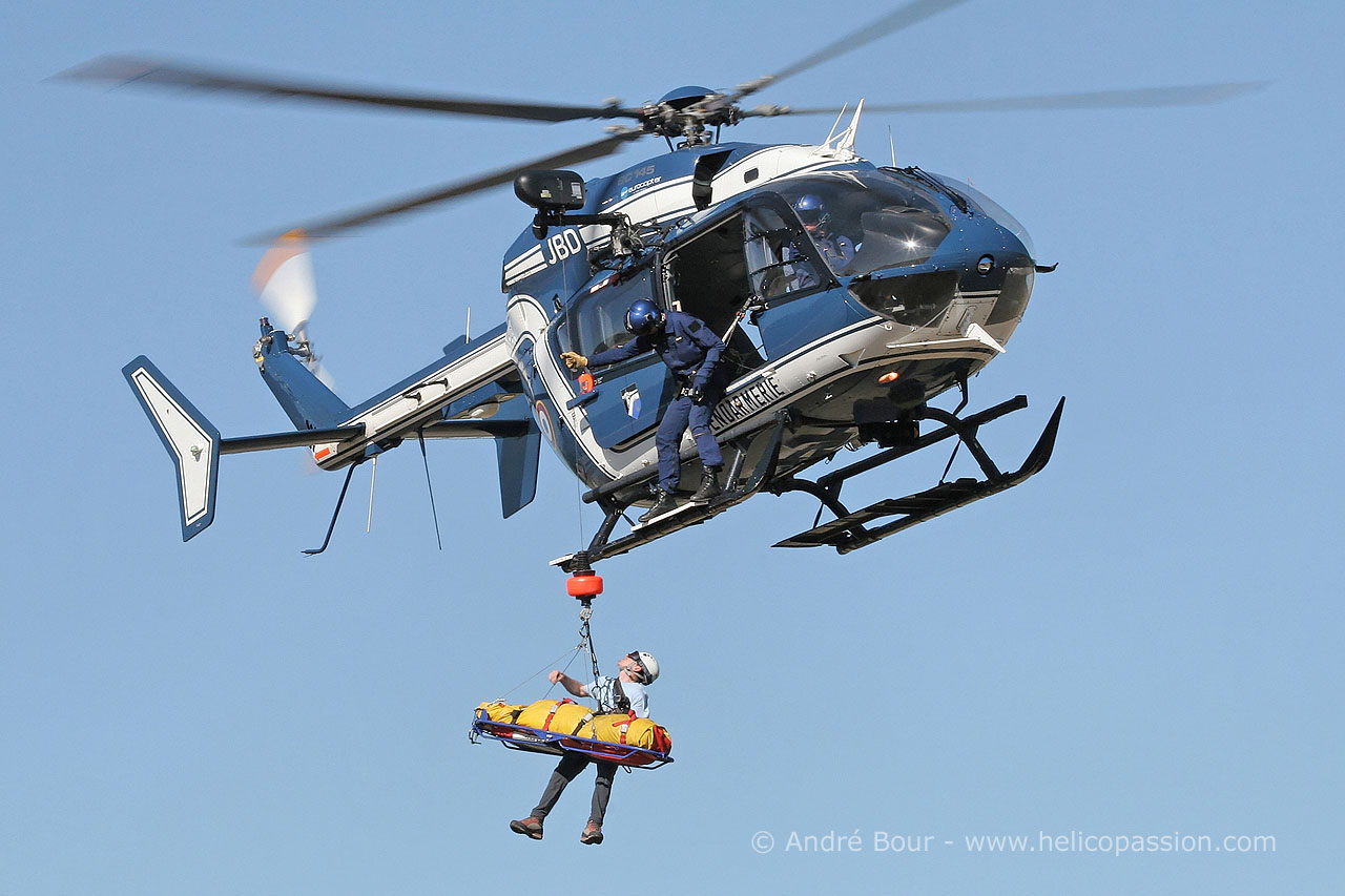 Gendarmerie du Calvados - Venu de Rennes, un hélicoptère EC-135 de