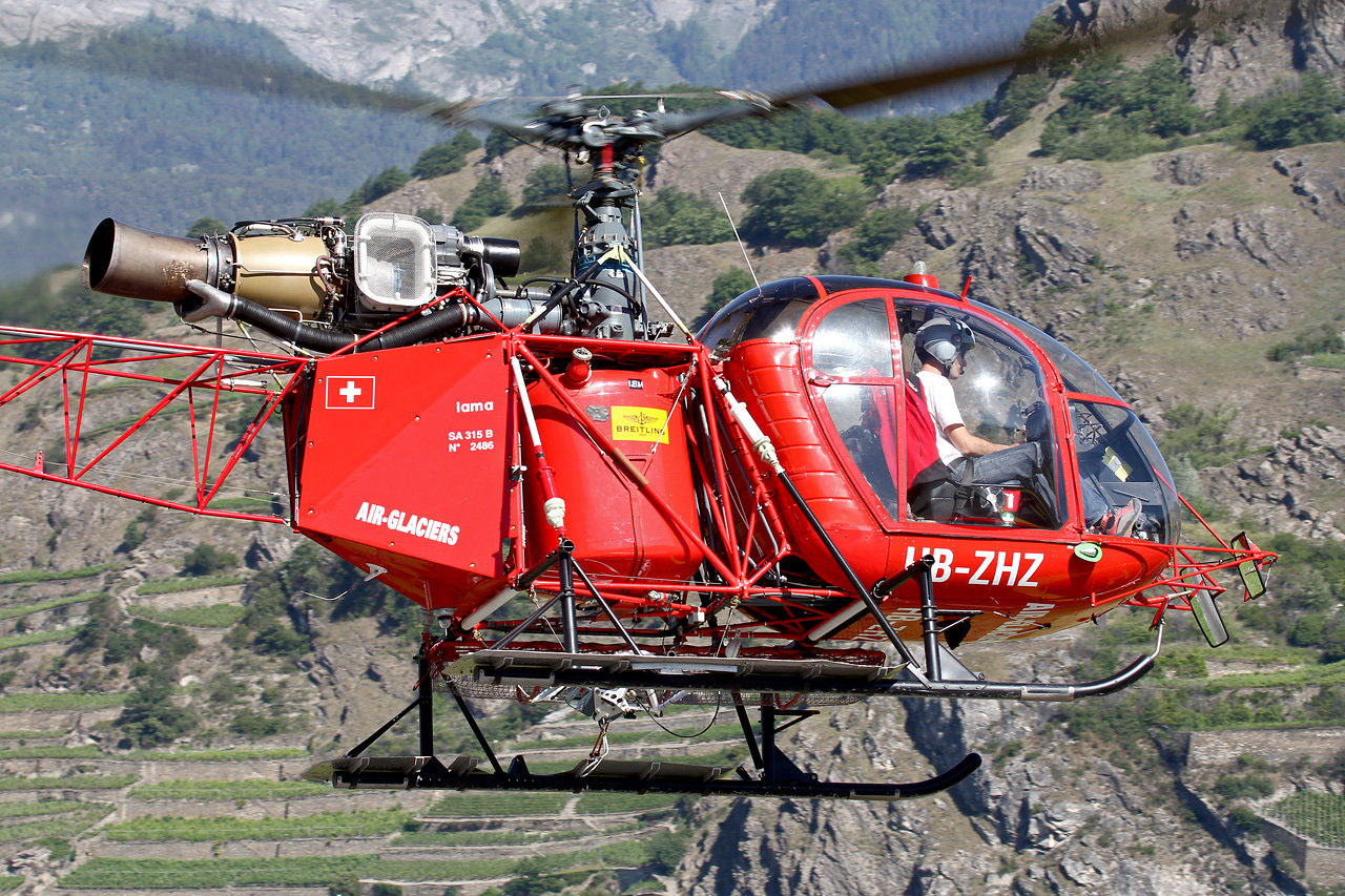 Hélicoptères dans les Alpes suisses 