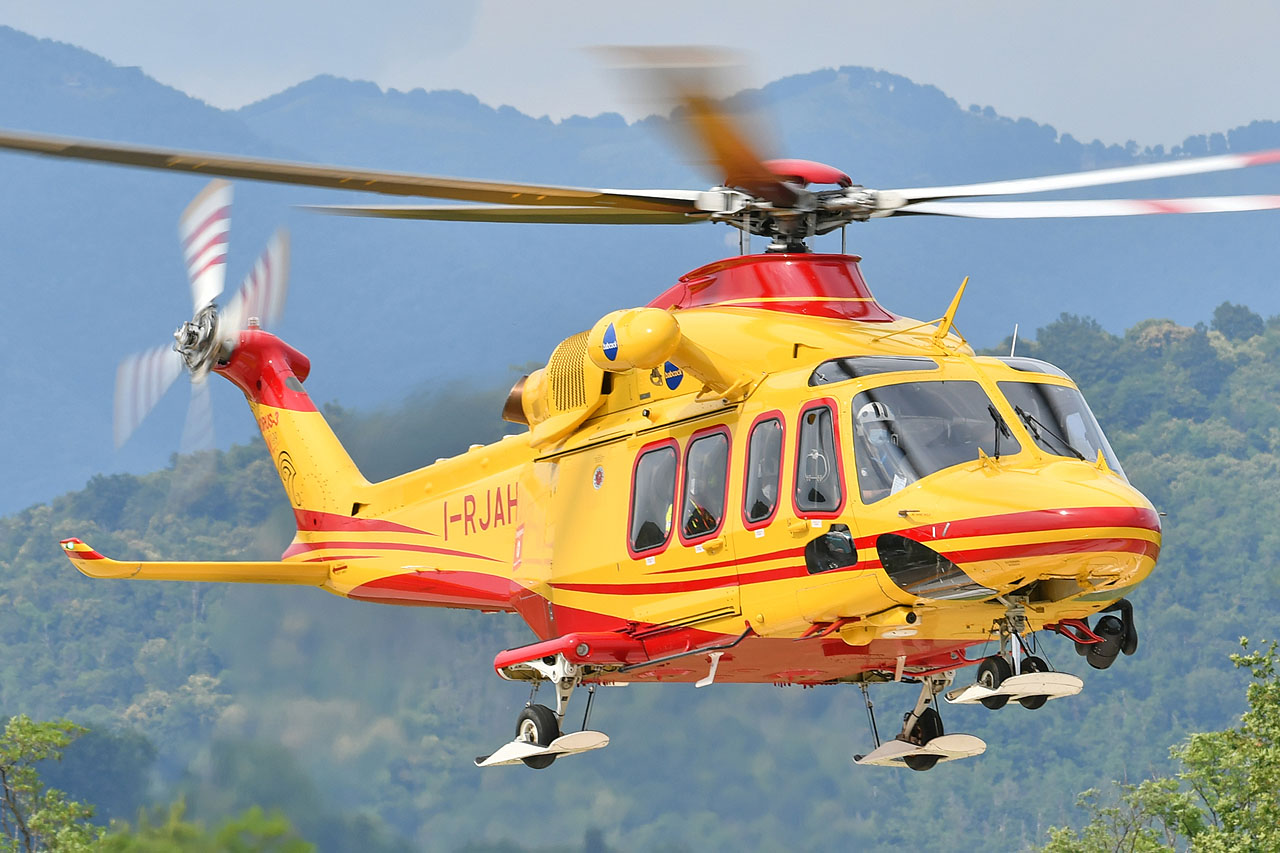 Hélicoptères AW139 de secours aérien dans les Alpes italiennes //  HELICOPASSION