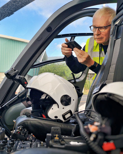 André BOUR photographiant l'hélicoptère H135 F-OHSG, HeliSMUR 974, SAMU 974, HELILAGON
