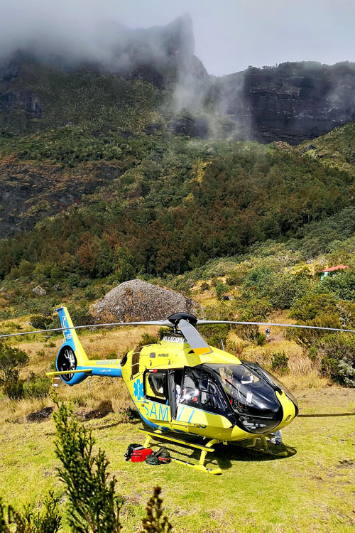 André BOUR photographiant l'hélicoptère H135 F-OHSG, HeliSMUR 974, SAMU 974, HELILAGON