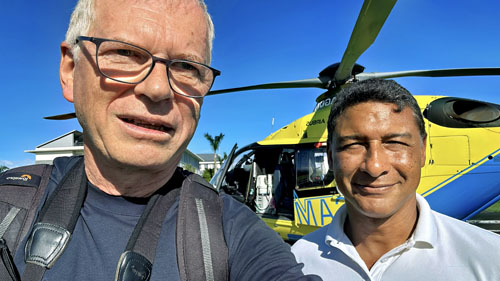 André BOUR avec Patrick DAMBREVILLE devant l'hélicoptère H135 F-OHSG, HeliSMUR 974, SAMU 974, HELILAGON
