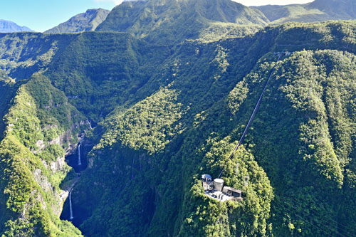 Vol au-dessus de la vallée de Takamaka à l'île de La Réunion