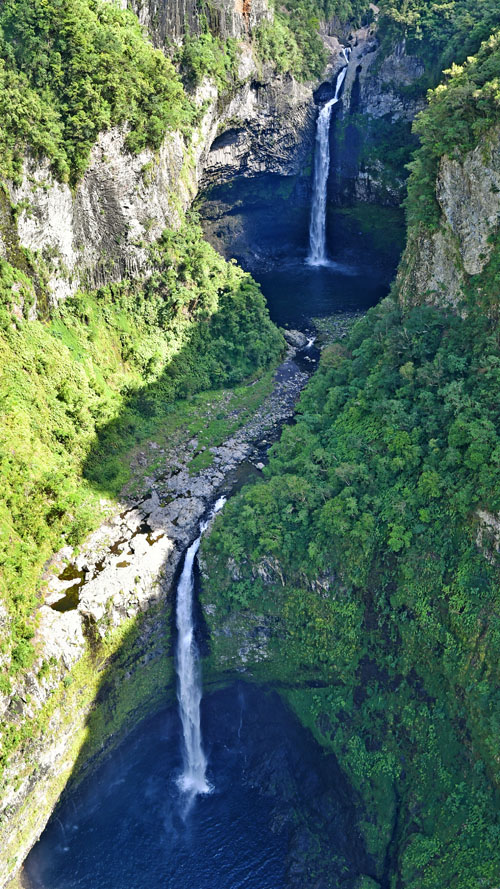 Vol au-dessus de la vallée de Takamaka à l'île de La Réunion