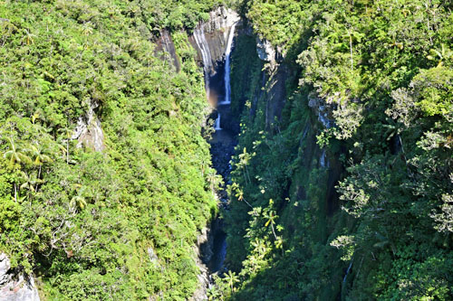 Vol au-dessus de la vallée de Takamaka à l'île de La Réunion