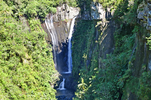Vol au-dessus de la vallée de Takamaka à l'île de La Réunion