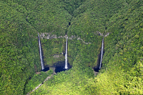 Vol au-dessus de la vallée de Takamaka à l'île de La Réunion