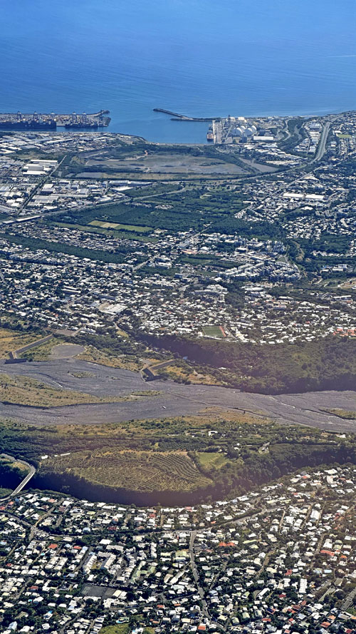 La Rivière des Galets (à l'endroit où posaient les hélicoptères lors des vols sous élingue du et vers le Cirque de Mafate, au fond le port de La Réunion