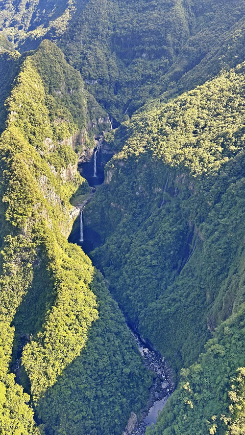 Vol au-dessus de la vallée de Takamaka à l'île de La Réunion