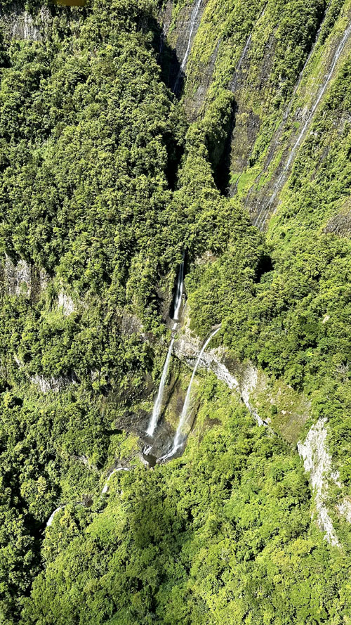 Vol au-dessus de la vallée de Takamaka à l'île de La Réunion