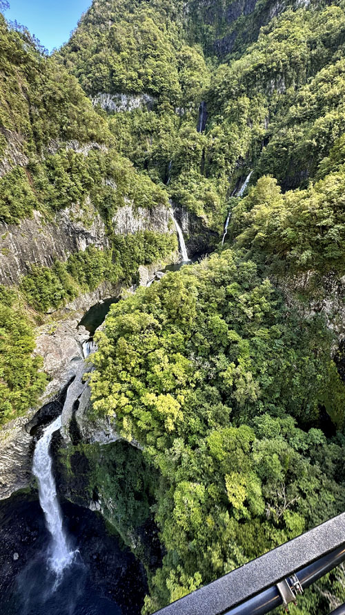 Vol au-dessus de la vallée de Takamaka à l'île de La Réunion