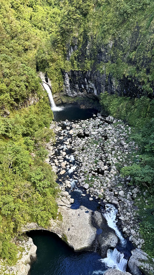 Vol au-dessus de la vallée de Takamaka à l'île de La Réunion
