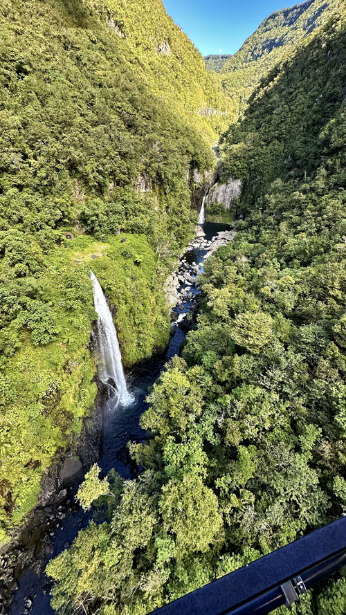 Vol au-dessus de la vallée de Takamaka à l'île de La Réunion