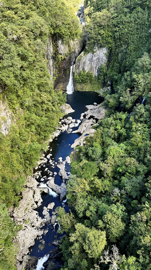 Vol au-dessus de la vallée de Takamaka à l'île de La Réunion
