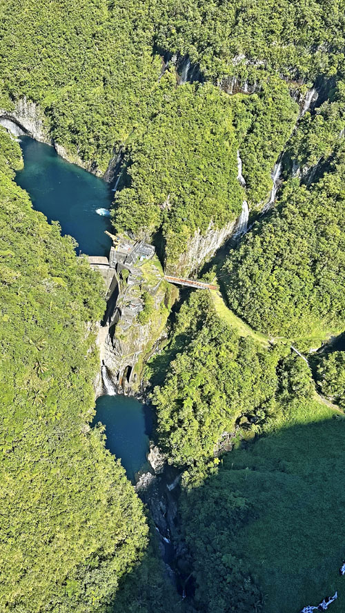 Vol au-dessus de la vallée de Takamaka à l'île de La Réunion