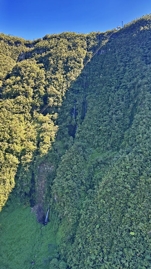 Vol au-dessus de la vallée de Takamaka à l'île de La Réunion