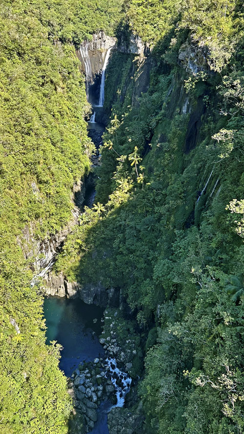 Vol au-dessus de la vallée de Takamaka à l'île de La Réunion