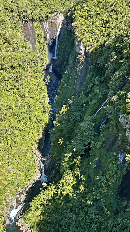Vol au-dessus de la vallée de Takamaka à l'île de La Réunion