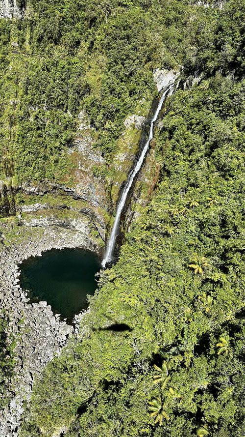 Vol au-dessus de la vallée de Takamaka à l'île de La Réunion