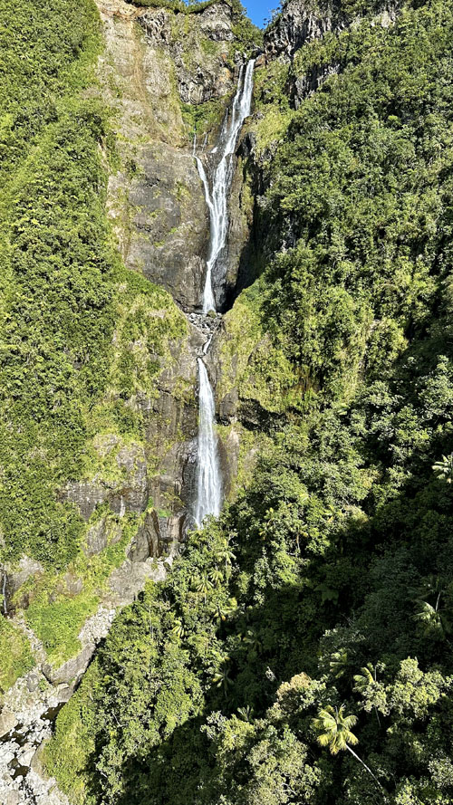 Vol au-dessus de la vallée de Takamaka à l'île de La Réunion