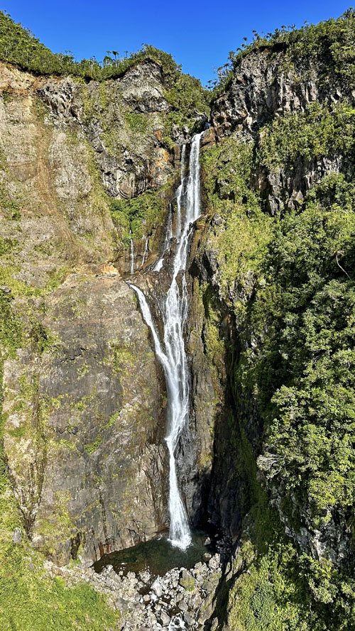 Vol au-dessus de la vallée de Takamaka à l'île de La Réunion
