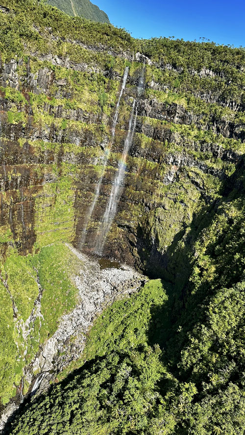 Vol au-dessus de la vallée de Takamaka à l'île de La Réunion