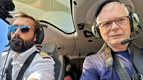Jérémy OUZE, pilote de l'Hélicoptère H130 HELILAGON et André BOUR d'HELICOPASSION