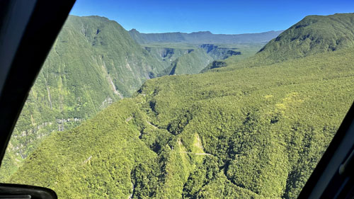 Vol en hélicoptère H130 au-dessus de la vallée de Takamaka l'île de La Réunion avec HELILAGON