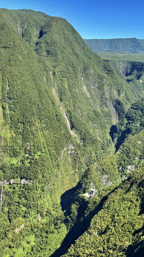 Vol en hélicoptère H130 au-dessus de la vallée de Takamaka l'île de La Réunion avec HELILAGON